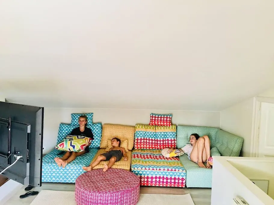 2 Story, 5 Bedroom, 3 Bath Flat, Steps From The Beach & Cliff Walk يافرانتْسْ